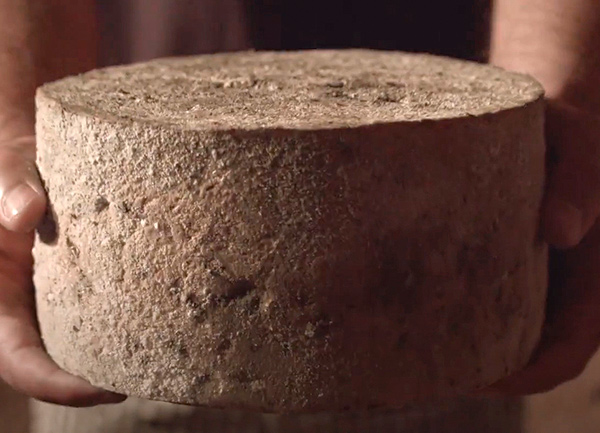 Queso gamonéu con su forma cilíndrica