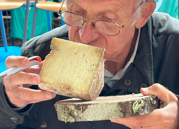 Un catador huele el aroma ahumado de un queso Gamonéu