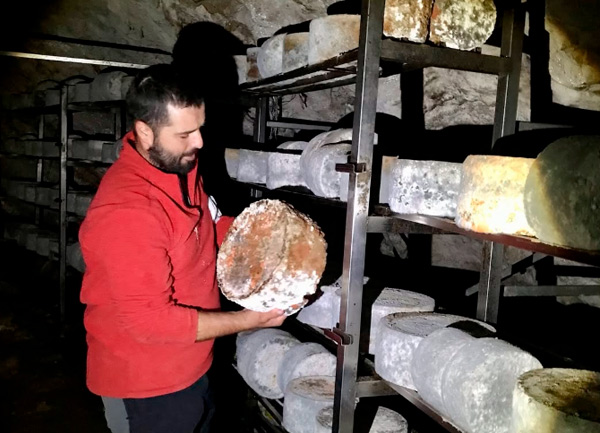 Rubén Remis en la cueva de Belbín