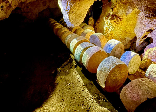 Interior de la cueva de Humartini con quesos gamonéu madurando.