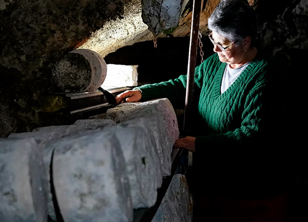 Covadonga, elaboradora de gamonéu del puerto en la Cueva de Teón