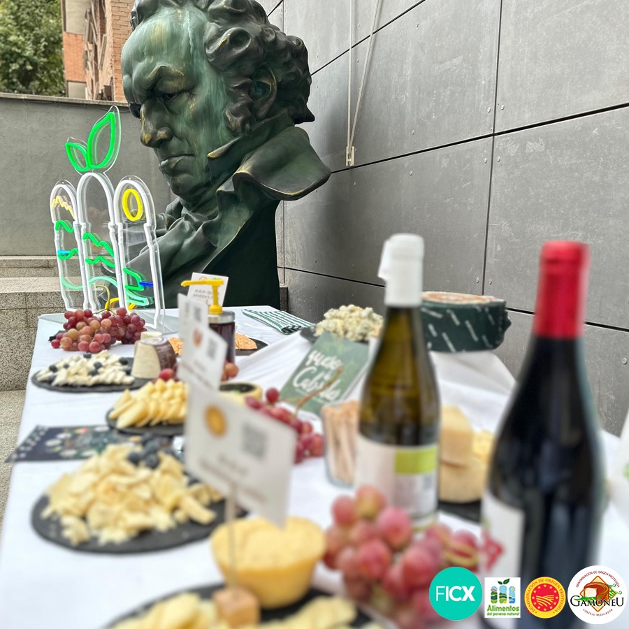 Alimentos del Paraíso con el Gamonéu en la Academia del Cine Español con retrato de un Goya