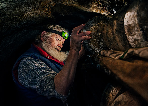 Juan Sobrecueva en el interior de la cueva de El Reguerín
