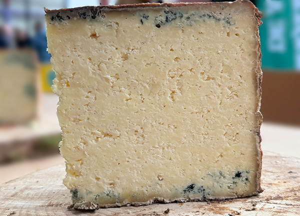 Cuña de queso Gamonéu donde se pueden ver los pequeños ojos que tiene en su interior