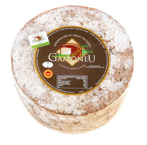 Pieza de auténtico queso Gamonéu con la etiqueta que lo identifica