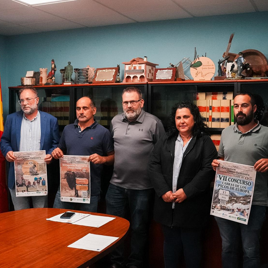 Intervinientes en la presentación del 46 Certamen del Queso Gamonéu en el Ayto de Benia de Onís.