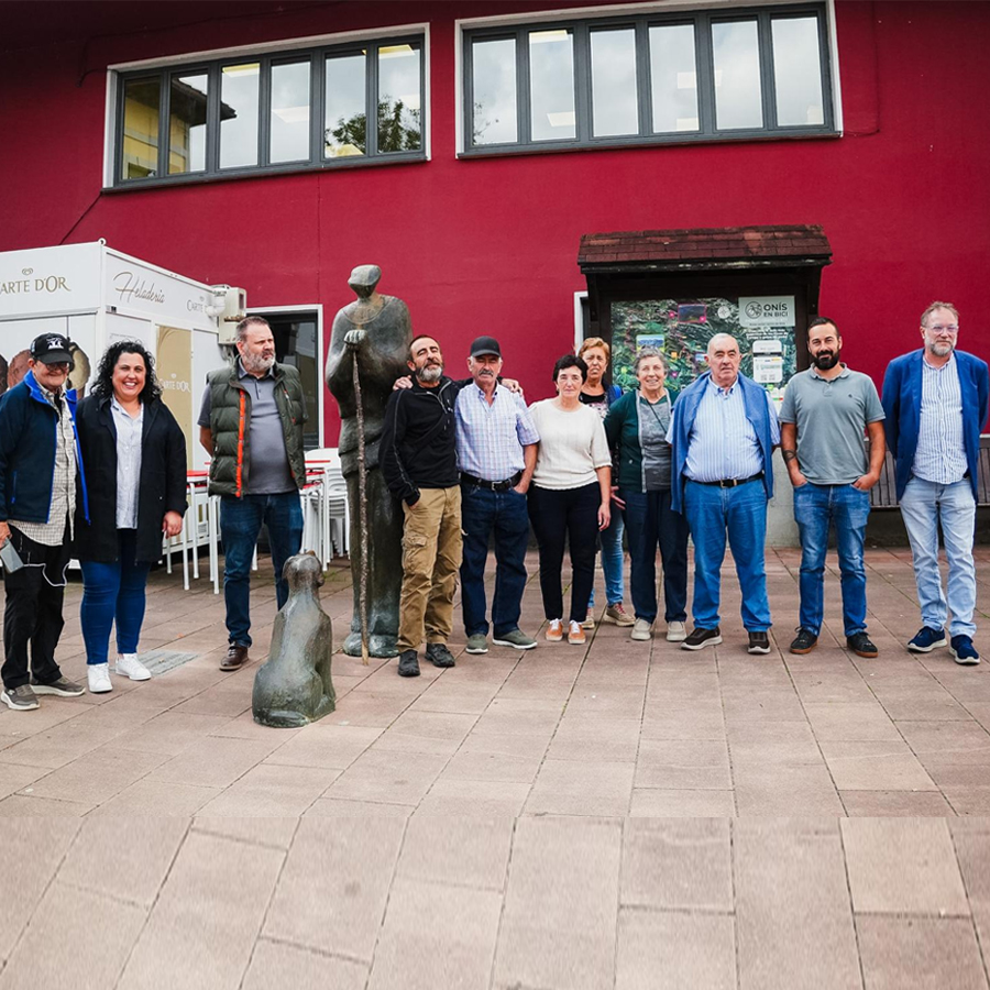 Intervinientes al acto posando en los exteriores del ayuntamiento.