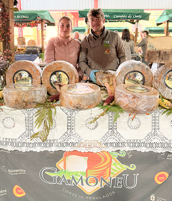 José Luis Alonso y su mujer en el stand de la Quesería Uberdón